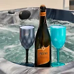 Rooftop With Jacuzzi דירה