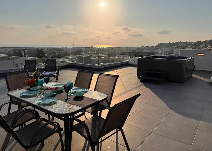 Rooftop With Jacuzzi *