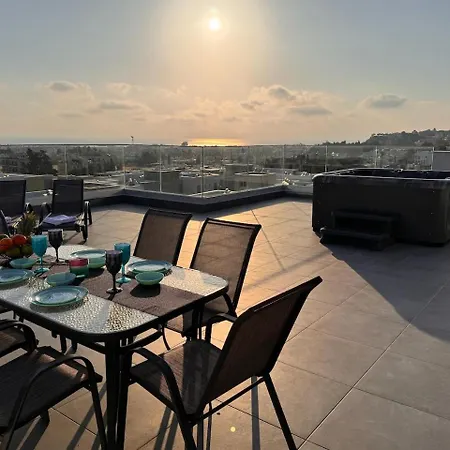 Rooftop With Jacuzzi *